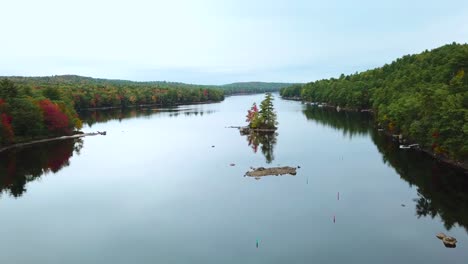 Eine-Wunderschöne-Antenne-über-Einer-Insel-Mitten-In-Einem-See-In-Maine,-New-Hampshire-Oder-Vermont