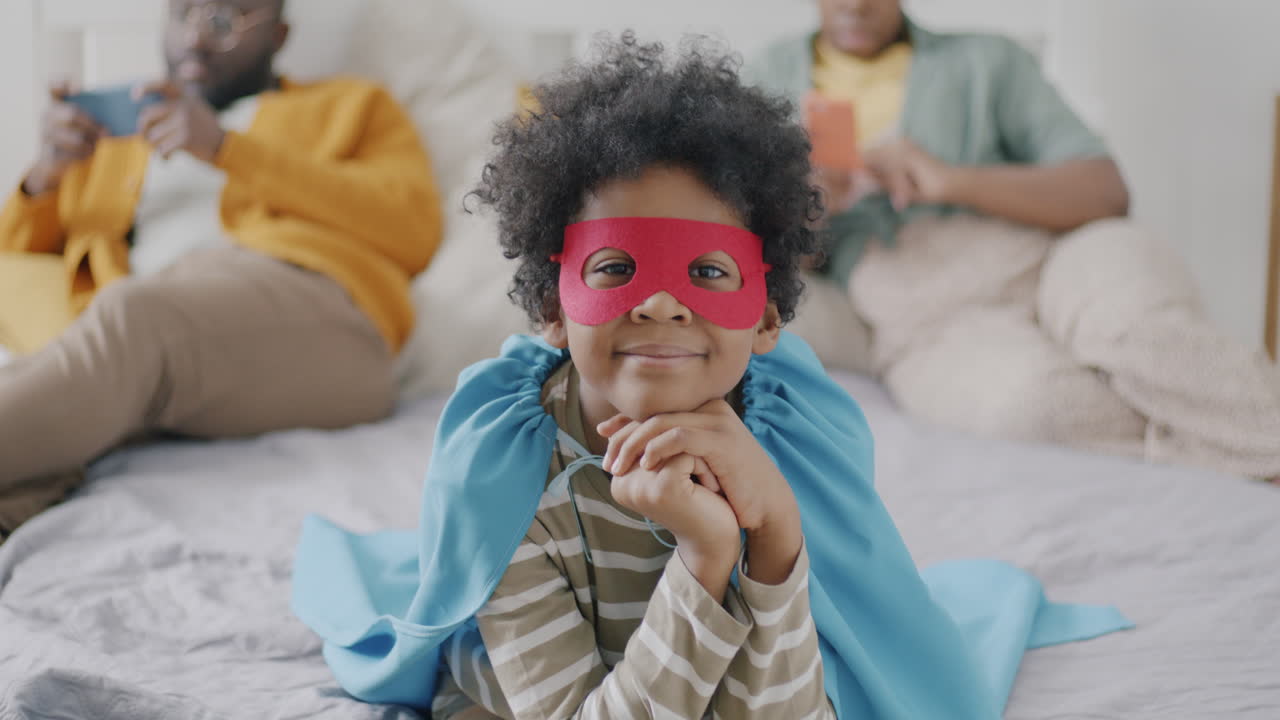 Fantasia de Super-Herói Infantil, Família Relaxando em Casa