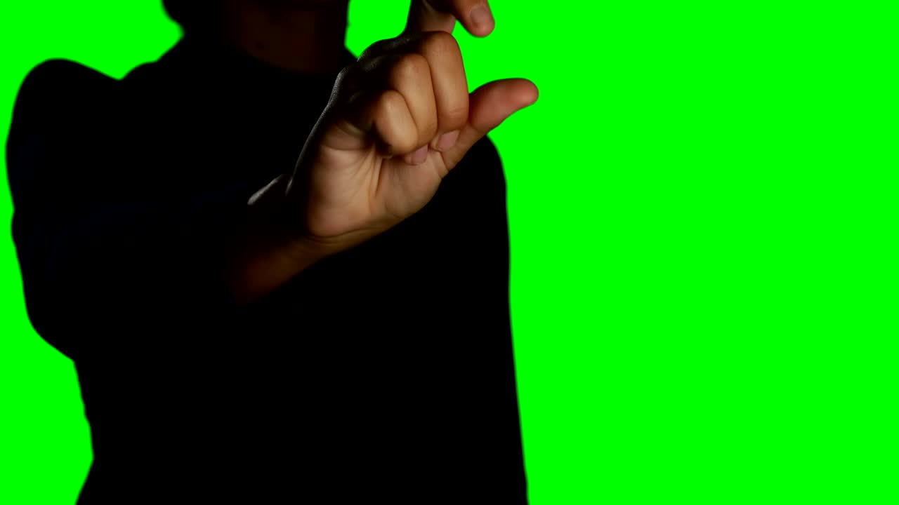 mujer haciendo un gesto de la mano contra el fondo de la pantalla verde