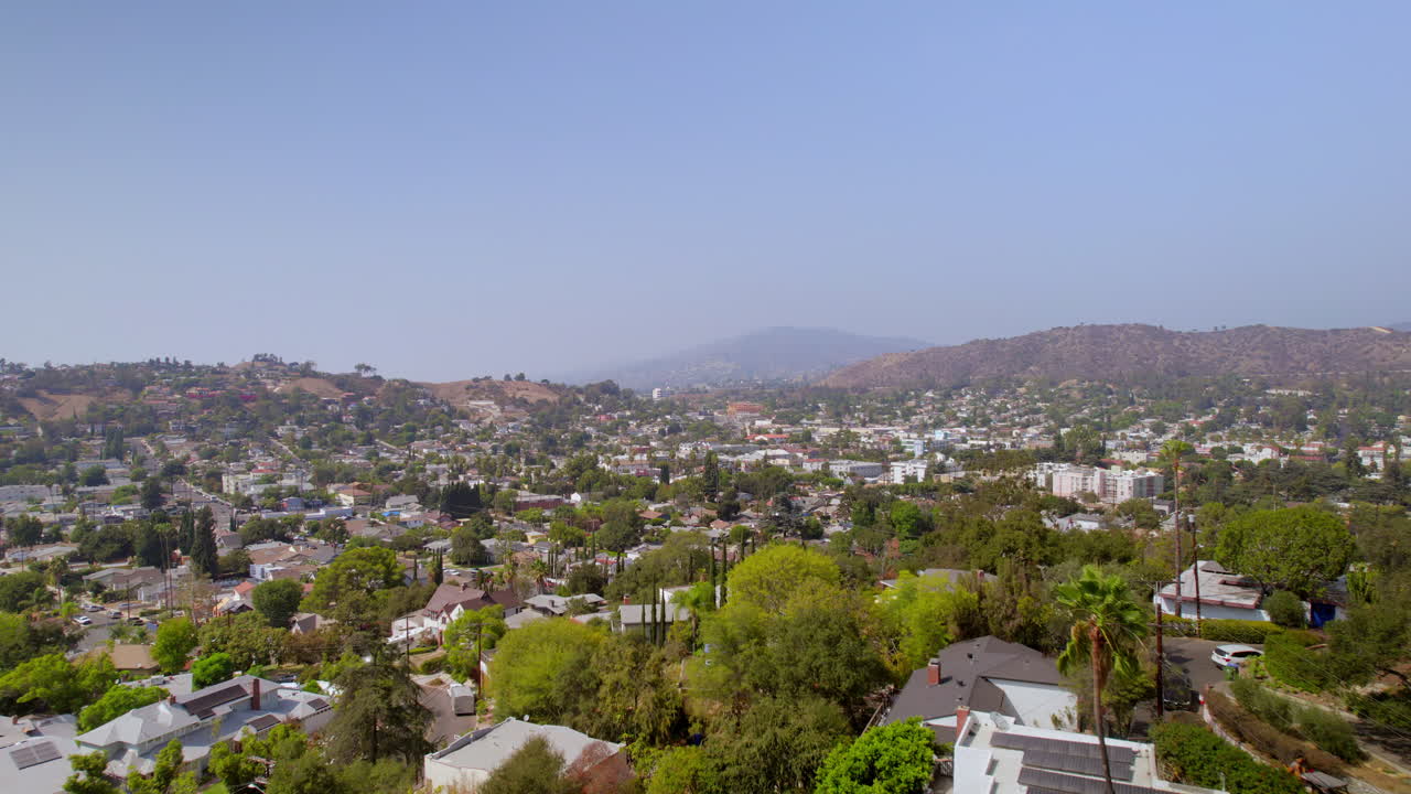 sobrevuelo del barrio de eagle rock en los ángeles, california, en un hermoso día de verano