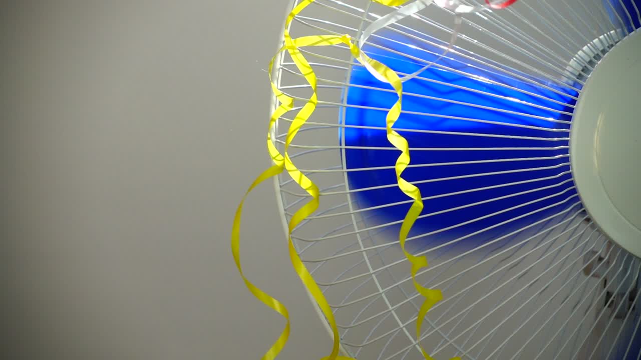 Pale del ventilatore in azione. Cinghia di trasmissione e ventola.