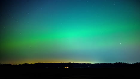 Verde-Amarillo-Lapso-De-Tiempo-Horizonte-Negro-Contrastado-Pueblo-De-Montaña-Nubes-De-Movimiento-En-Colores-Escénicos-De-Aurora-Boreal-Atmosférica-Nórdica