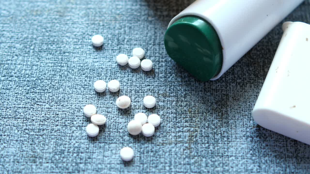 테이블에 인공 감미료 용기