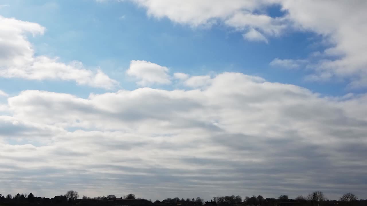 impresionante lapso de tiempo de la luz del sol y las nubes en movimiento en el cielo azul.