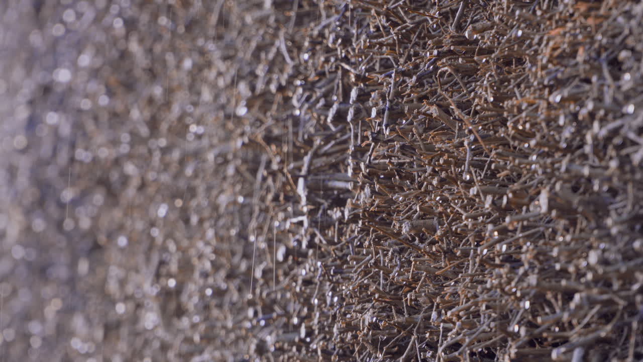 스파 지역 에 있는 졸업 타워 의 소금 물 이 떨어지는 근접 촬영