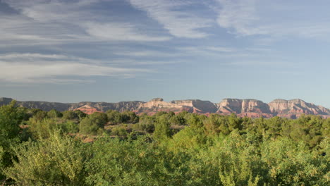 Plano-General-Extremo-De-Las-Montañas-De-Roca-Roja-De-Sedona-Con-Follaje-Verde-En-Primer-Plano