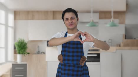cocinero indio feliz mostrando el signo del corazón