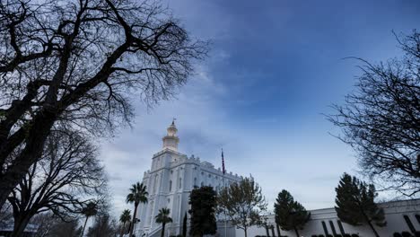 panorámica, lapso de tiempo de movimiento de las nubes de la mañana sobre la calle