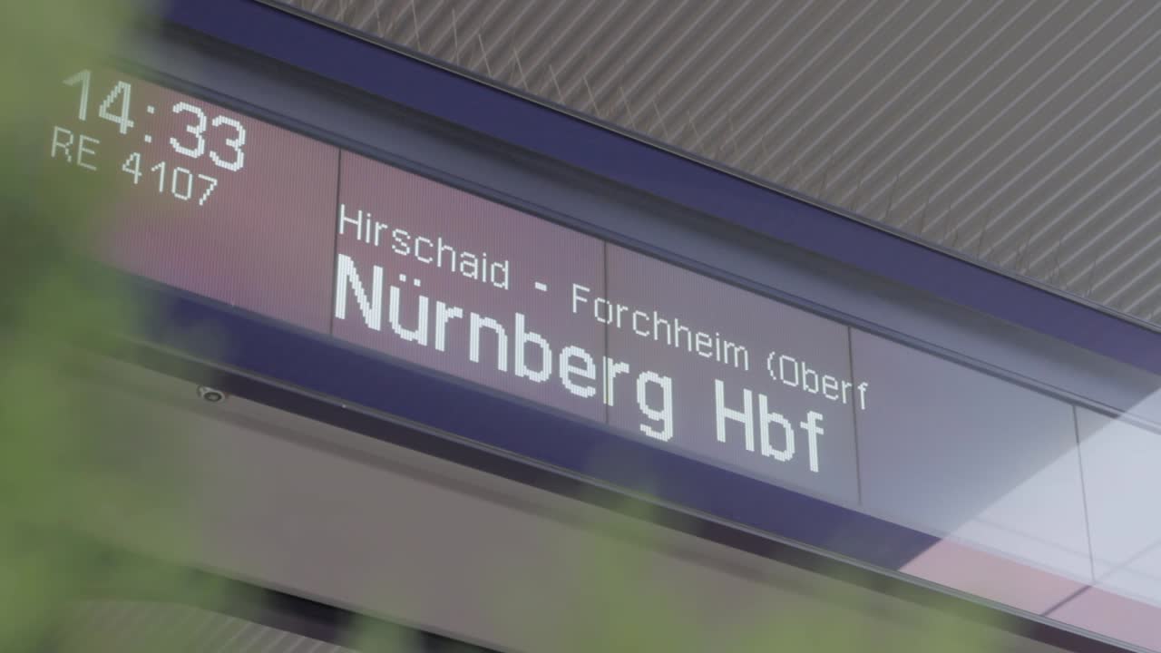 nürnberg hbf를 보여주는 역의 디지털 열차 출발 표지판의 클로즈업