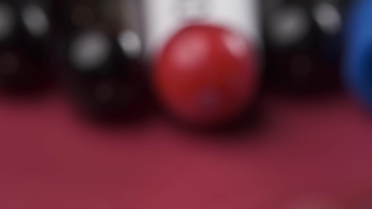 primer plano de tubos de ensayo con tapas y etiquetas de varios colores.