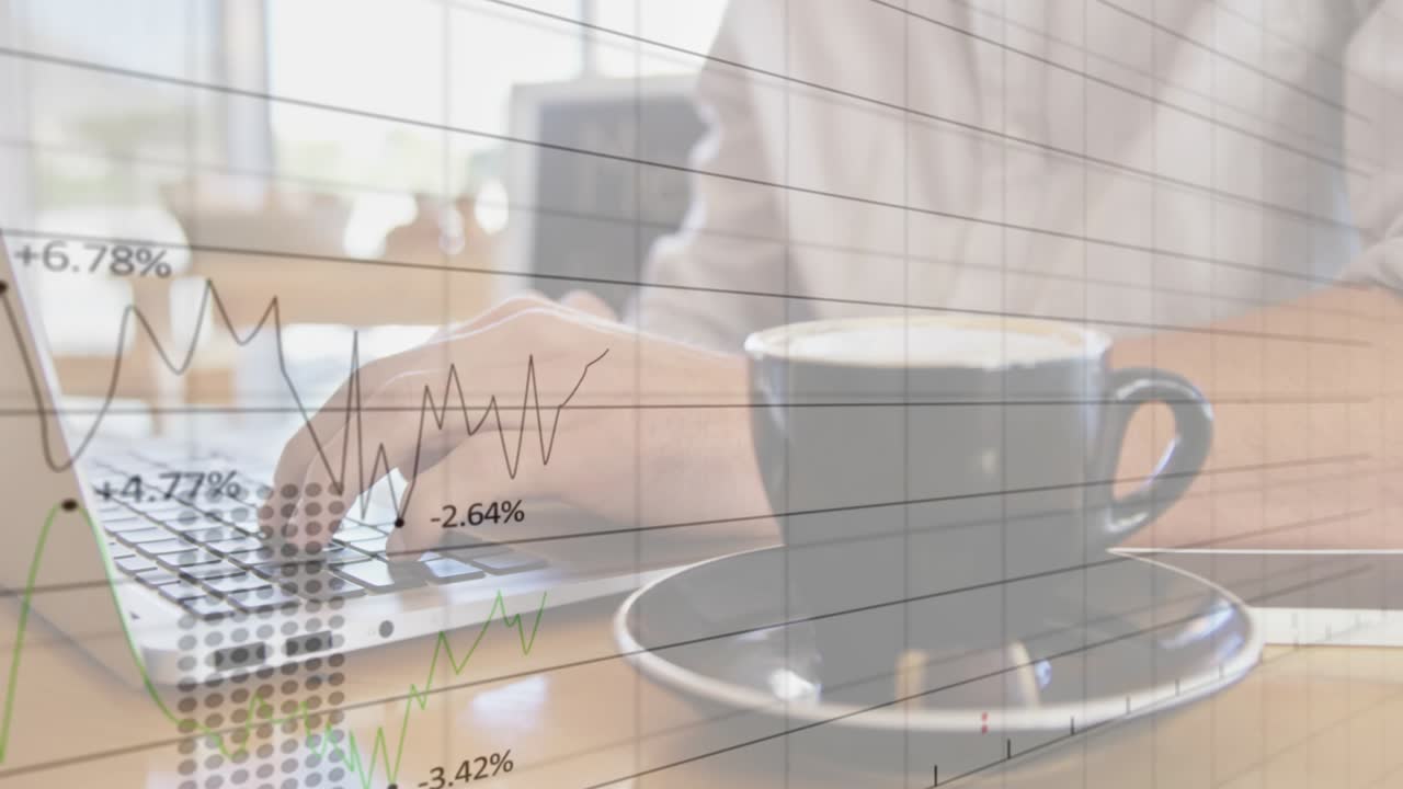 Pria mengetik di laptop saat overlay keuangan animasi semakin intens, melapiskan grafik di atas cangkir, perdagangan.