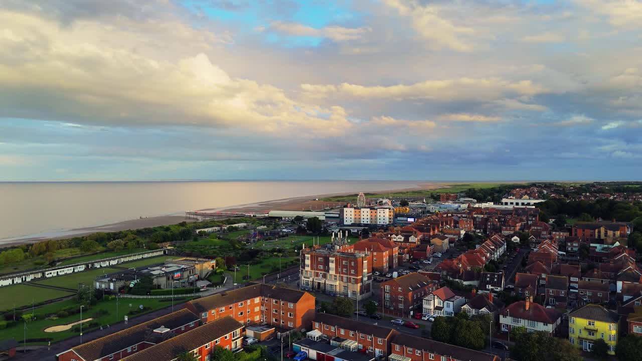Tempesta imminente sulla città costiera di Skegness.