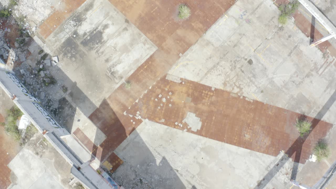 imágenes de drones de una vieja fábrica abandonada desde una vista superior durante la puesta de sol