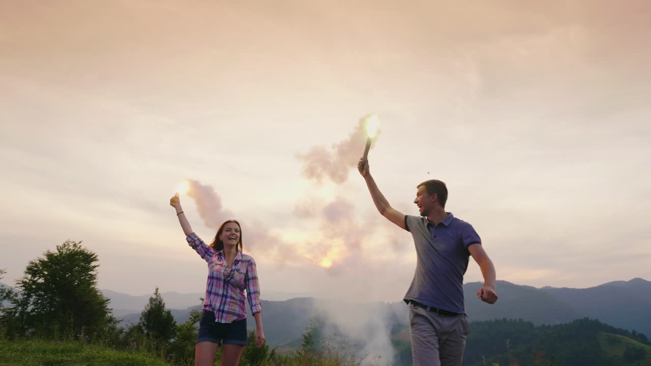 pareja joven jugando con fichas de humo 1