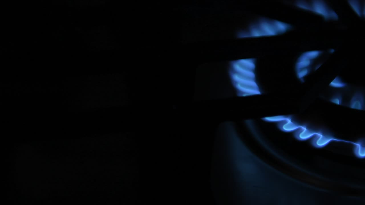 요리에 사용되는 버너 스토브의 측면 샷