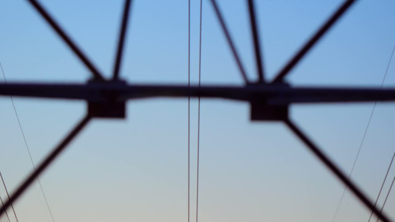 pilones de electricidad durante la puesta del sol 4k