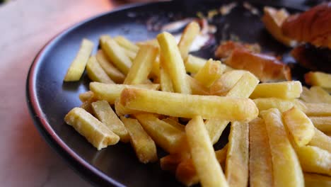 niño comiendo papas fritas