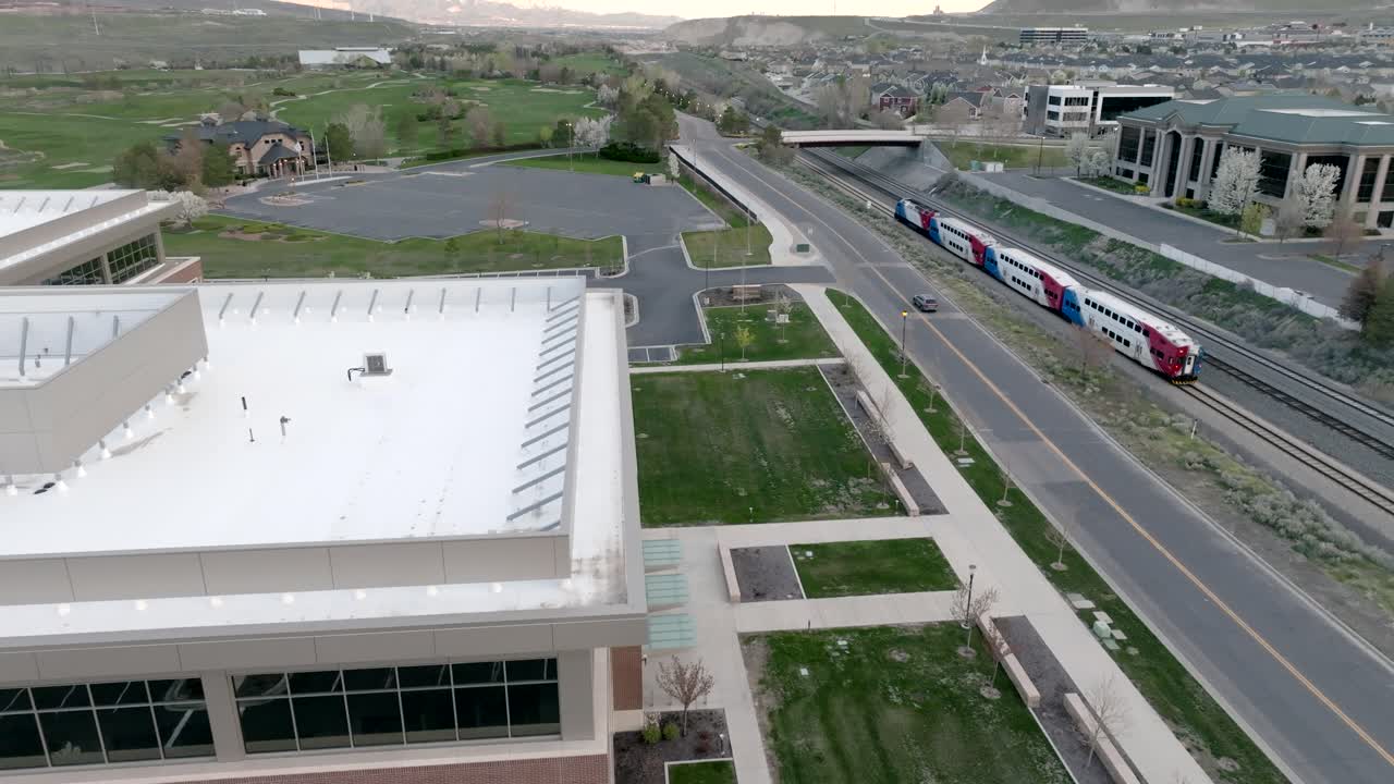 un tren de cercanías que transporta personas entre los suburbios y la ciudad - aéreo