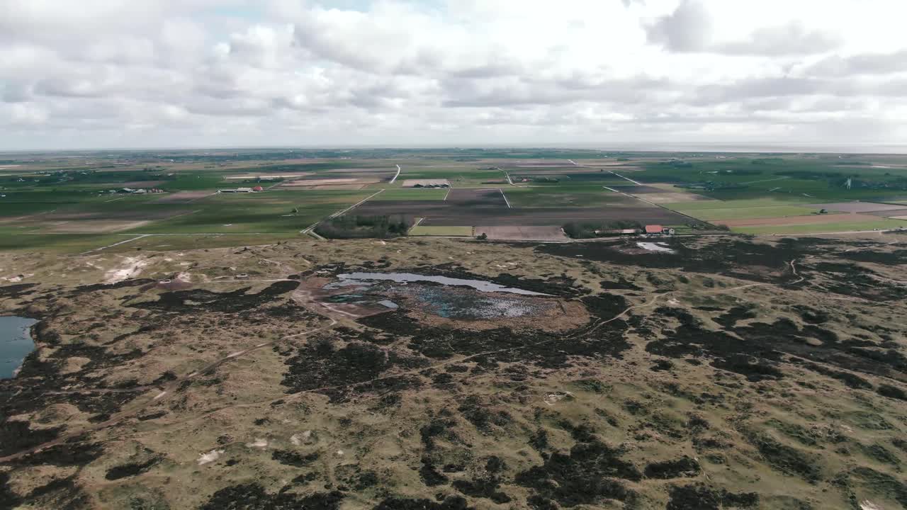 солончаки с сельскохозяйственным пейзажем на фоне национального парка тексель на острове вадден в нидерландах