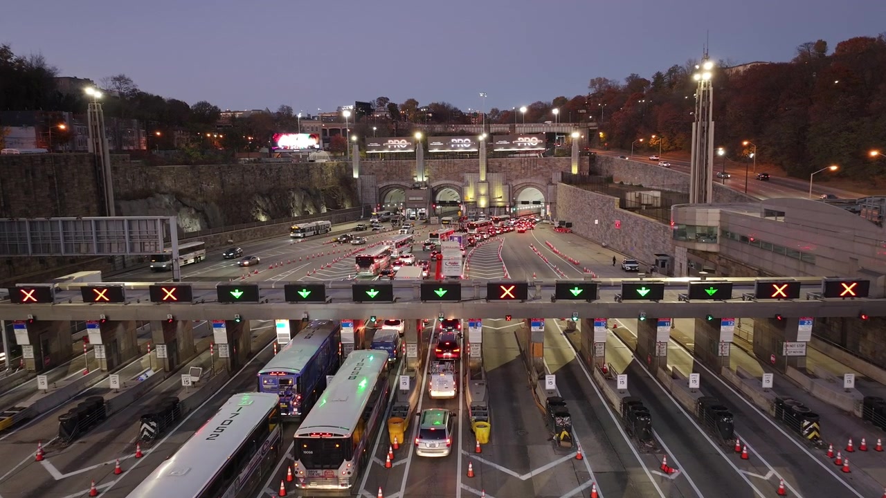 Luftaufnahme des Verkehrs, der in den Lincoln Tunnel in New Jersey einfährt. Nachtaufnahme im Herbst in 4K