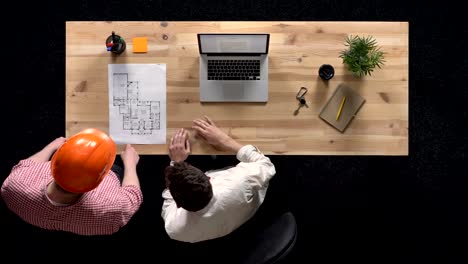 el constructor discute el plan de construcción con el jefe, toma papel y vidas, concepto de trabajo, concepto de oficina, concepto de comunicación, primer plano