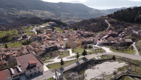 vista aérea del paisaje sobre pietraroja, un pueblo italiano en lo alto de una colina, en los apeninos