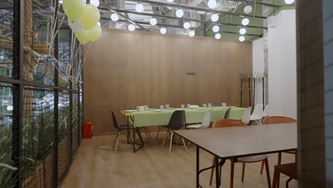 interior de la sala de fiestas con mesas y sillas