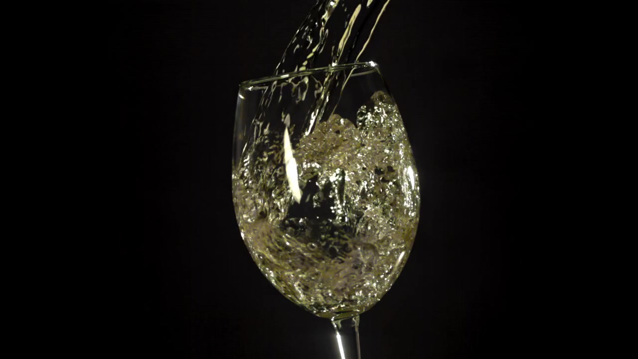 Vino bianco che si versa in un bicchiere al rallentatore