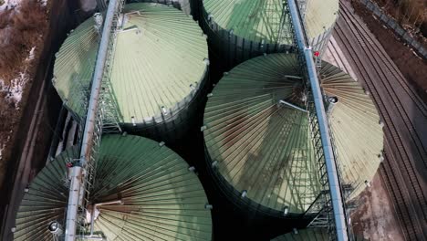 silos metálicos en el campo vista aérea. grandes contenedores para el almacenamiento y procesamiento de granos. ascensores de grano de plata en tierras de cultivo. tanque de almacenamiento vista desde arriba. silo con grano.
