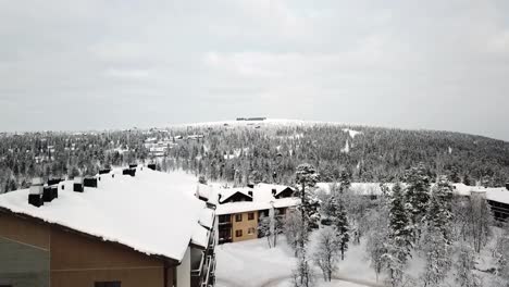 Drohnenansicht-Eines-Hotels-In-Saariselka,-Lappland,-Finnland