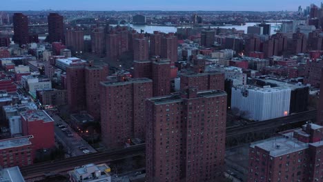 panorámica solemne con drones en el barrio de harlem de la ciudad de nueva york.