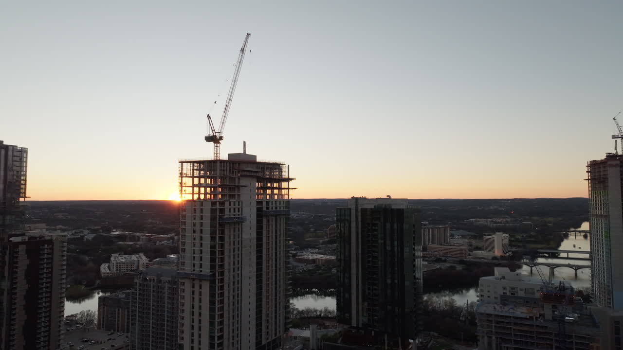 fotografía aérea de grúas en el sitio de construcción de edificios de apartamentos y oficinas de gran altura