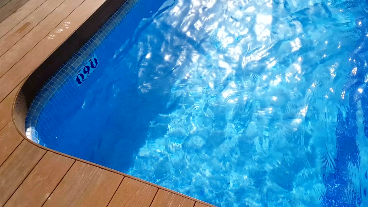 Svømmebassin overflade kaustik krusninger som havvand og flyder med bølgers bevægelse baggrund, klar til sømløs loop