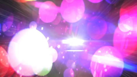 luz bokeh colorida contra un punto brillante de luz en un fondo oscuro