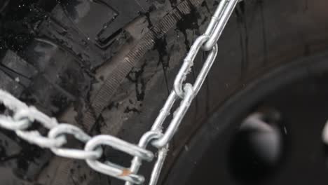cadenas de nieve envueltas fuertemente alrededor de un jeep fuera de la carretera neumático mientras se agita
