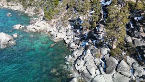 Vista-Aérea-O-Grandes-Rocas-En-La-Cristalina-Playa-De-Lake-Tahoe,-California