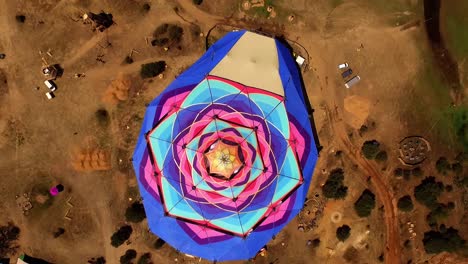 imágenes de drones en el boom festival. templo de la danza