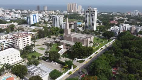 vuelo de drones en la ciudad acercándose al templo de santo domingo, hermoso paisaje del área metropolitana con fondo de edificios altos