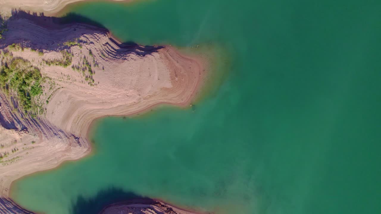 toma cenital de la costa del embalse al atardecer