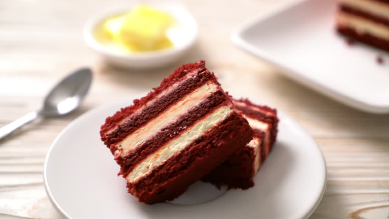 delicioso pastel de terciopelo rojo en un plato