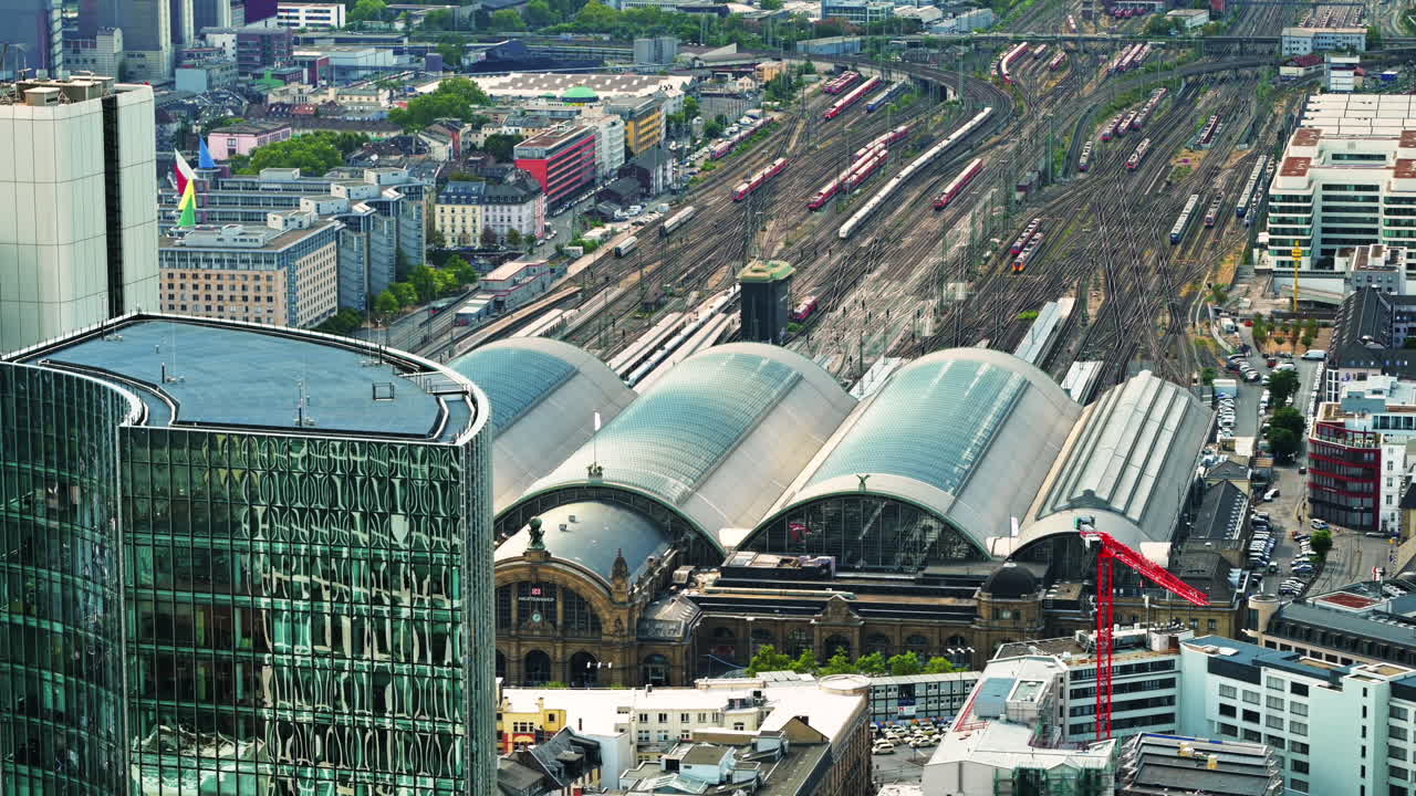 Udsigt over Frankfurt fra en skyskraber, Tyskland. Togstation, flere bolig- og kontorbygninger, skyskraber