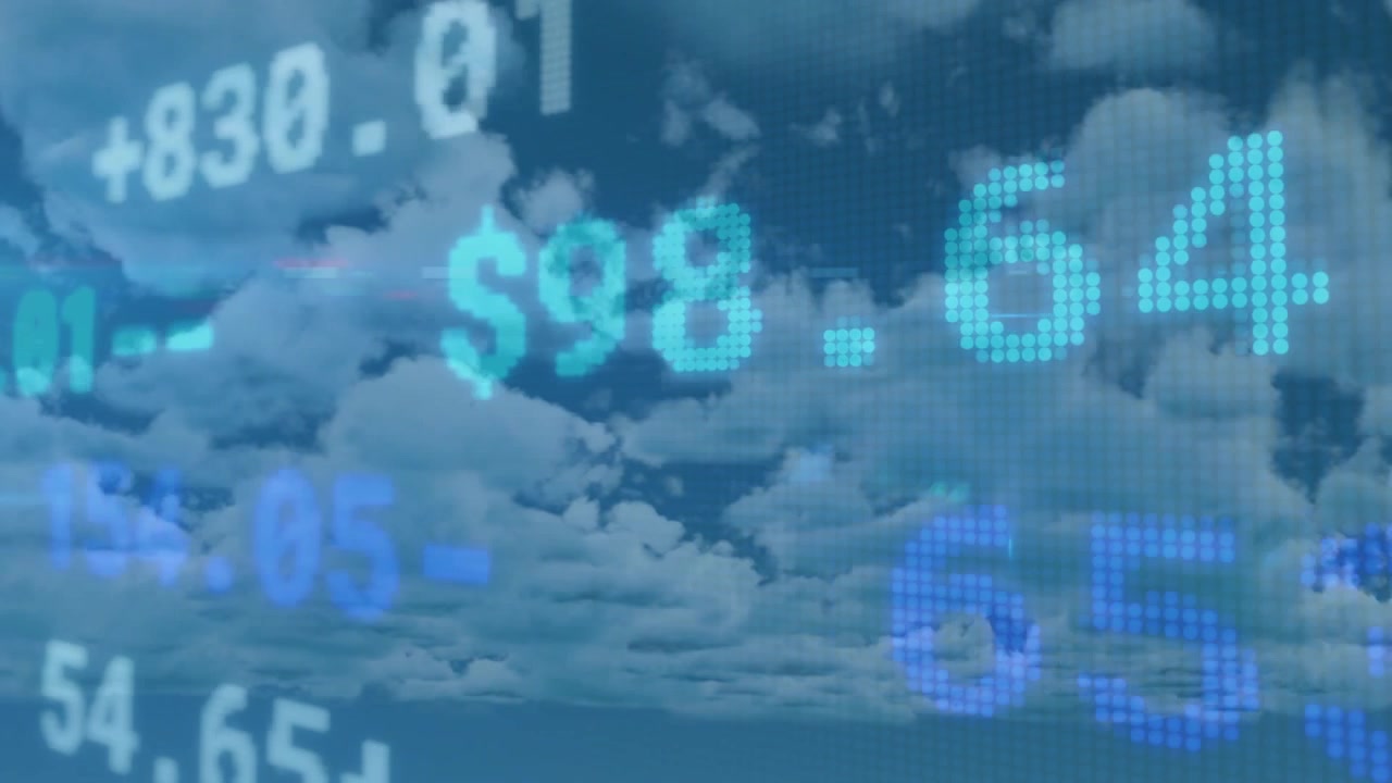 Nuvole che rivelano un ticker di mercato digitale con valori di valuta scorrevoli che sfumano, mostrando le tendenze del mercato.