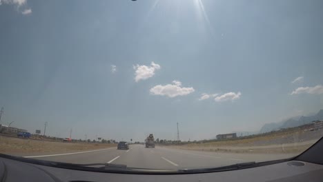 vista de la ciudad, la naturaleza y el tráfico desde la cámara dentro del vehículo.