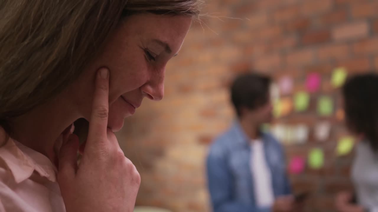mujer de negocios creativa sonriendo en una oficina moderna