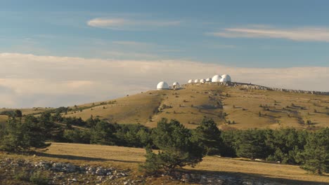observatorio en la cima de una montaña