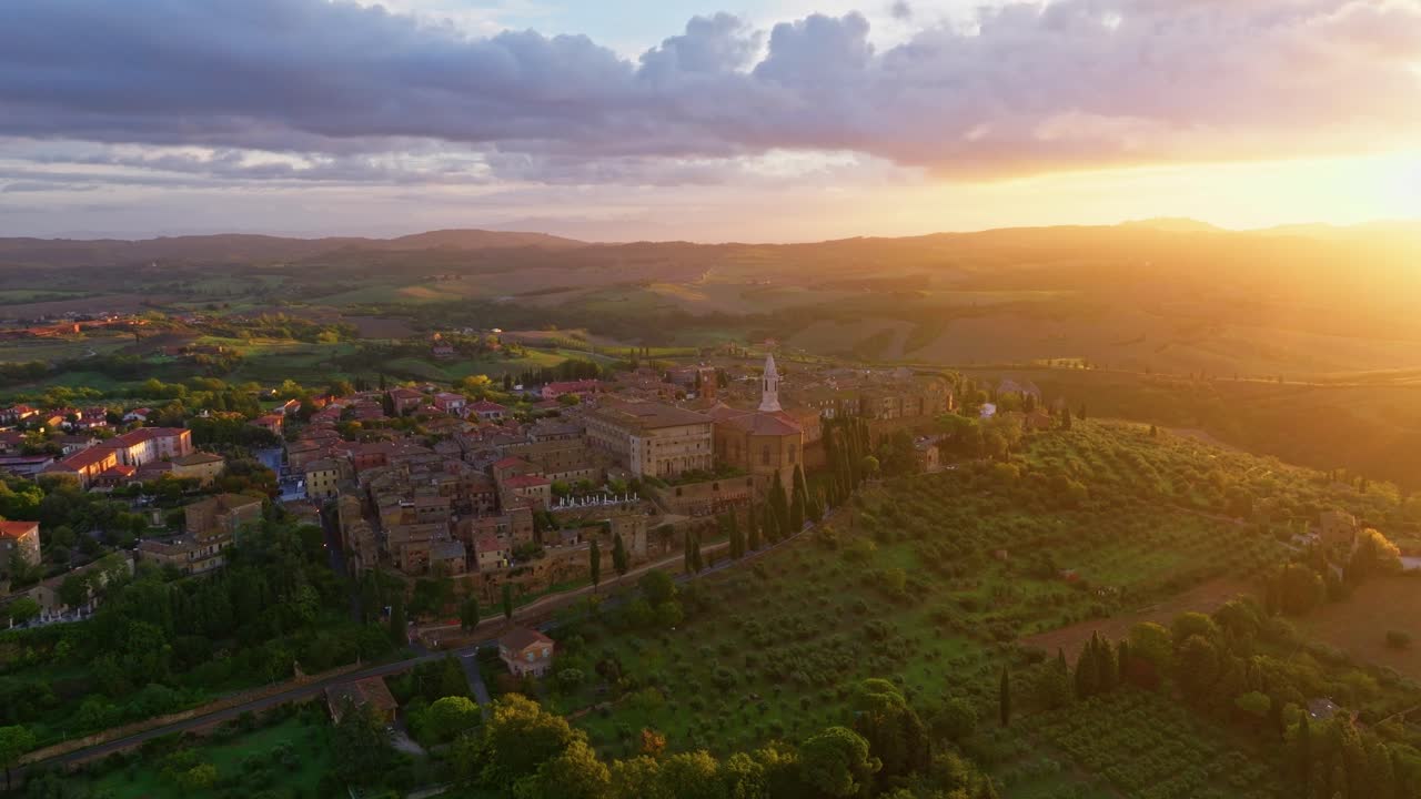 Tepenin zirvesindeki Pienza şehri ile Toskana manzarasının gün batımında havadan görünümü, Siena İli, İtalya