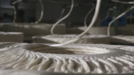 manufacturing thread from cotton fibers in a spinning mill