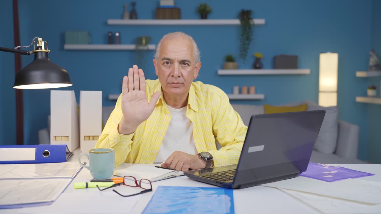 trabajador de oficina en casa anciano dice parar a la cámara, advierte.