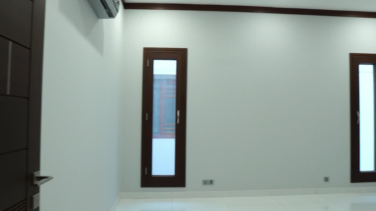 pov entrando en una habitación vacía con paredes blancas