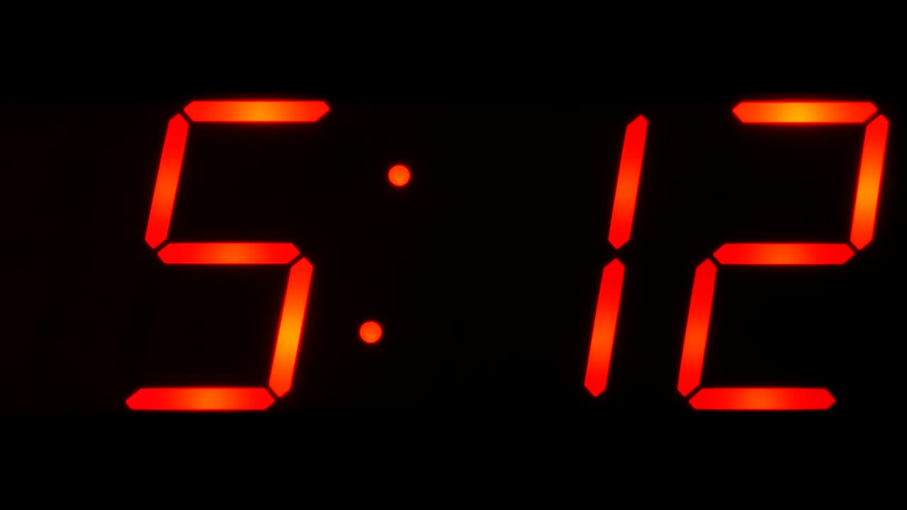 hora que se muestra entre las 05:00 y las 05:59 en el gran reloj digital